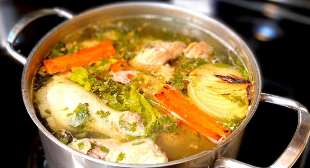 3 шеф-кухарів запитали, коли треба солити бульйон: всі сказали одне, і якщо переплутати — страва зіпсується 