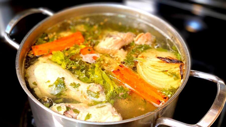 Кухарі розповіли, коли правильно солити бульйон 