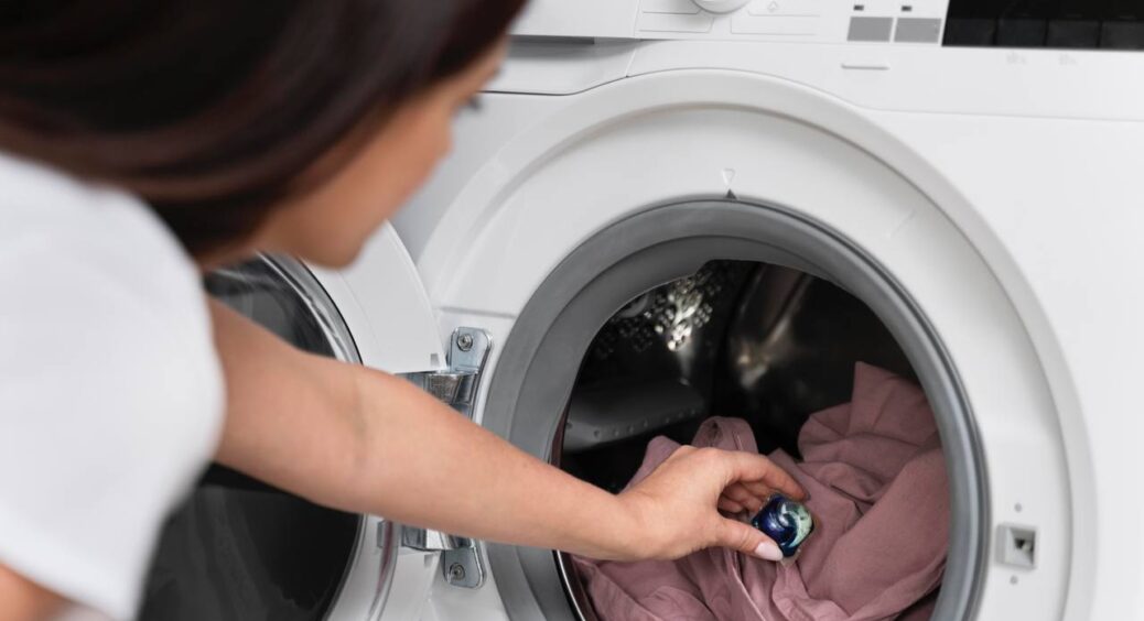 Щоб не зіпсувати прання: 5 категорій речей, які завжди потрібно прати окремо від іншого одягу 