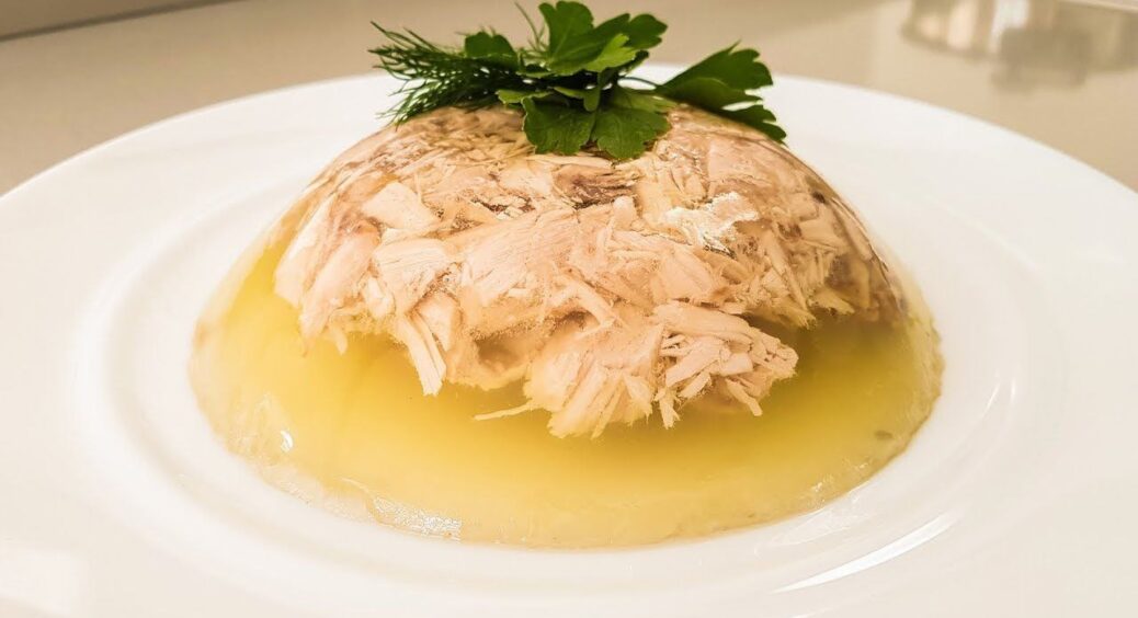 Бабусина хитрість, щоб холодець зі свинячих ніжок вийшов наваристий і прозорий, неначе сльоза – відріз марлі 