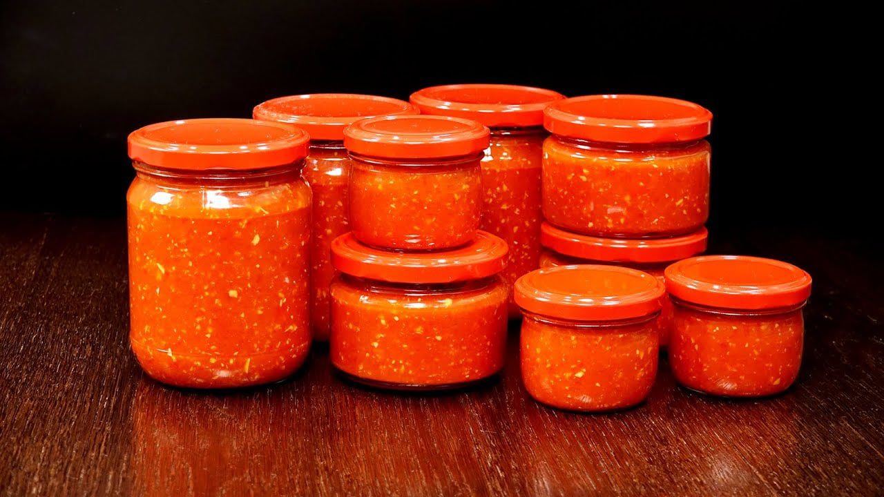 Господині пояснили, як зберегти аджику аж до літа без холодильника 