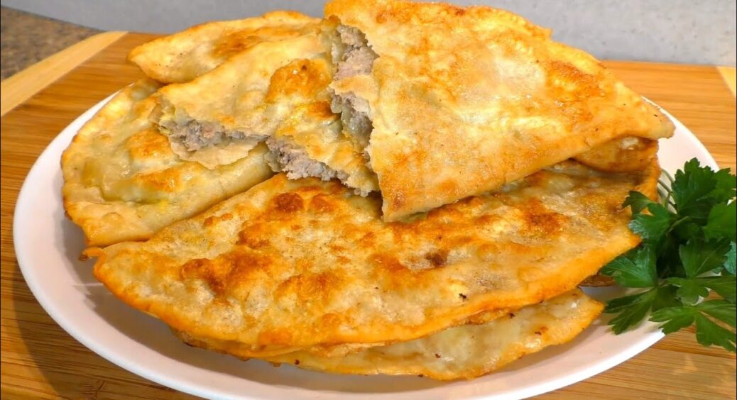 В чебуреки не кладу ні тонну борошна, ні яйце: 1 лайфхак робить тісто хрустким і міцним, а смак кращий 