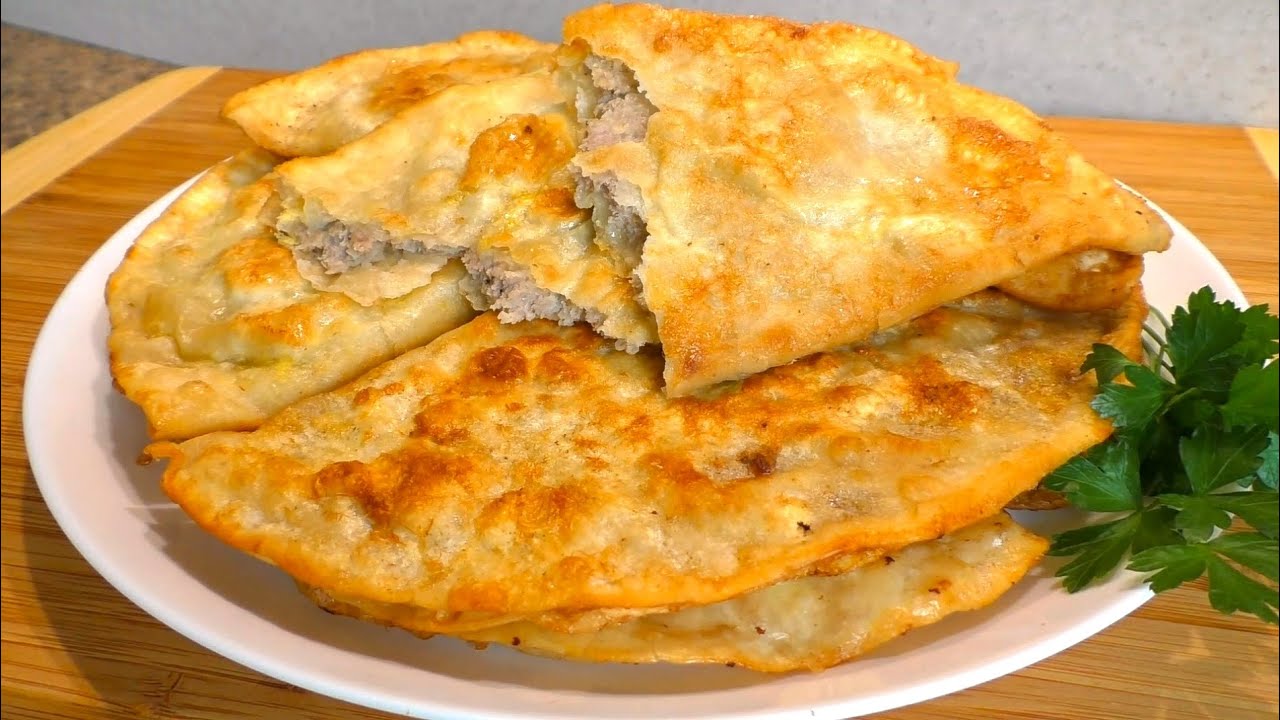 Господині розповіли, що як робити тісто на чебуреки, щоб воно було міцне і хрустке 