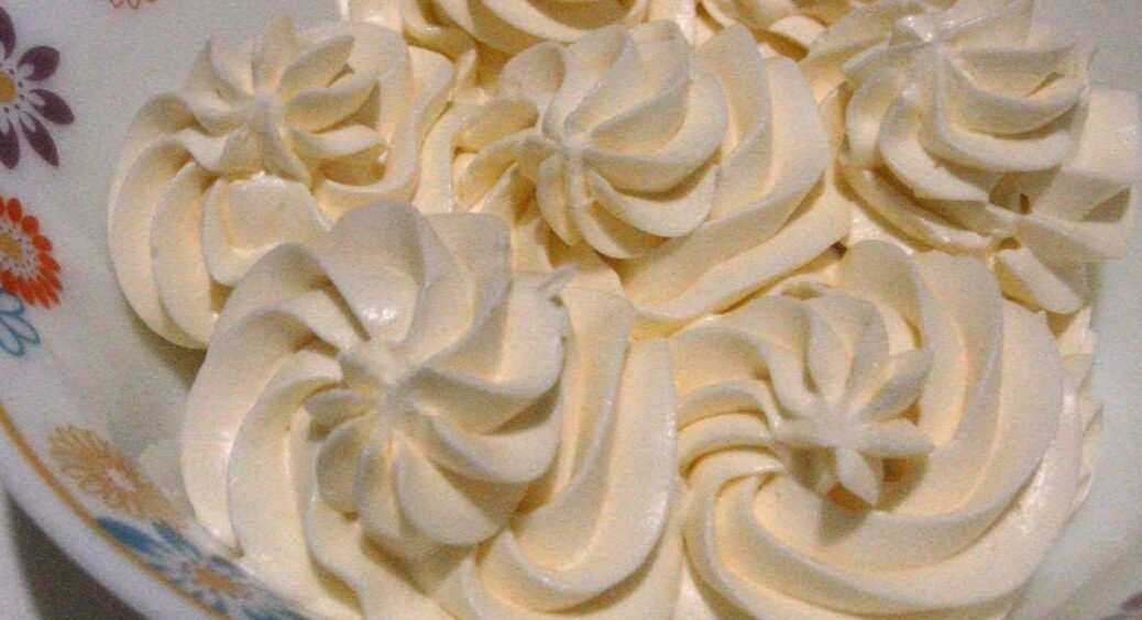Цим густим кремом можна заправляти все підряд – торти, пироги, тістечка та кекси: рецепт нашвидкуруч 