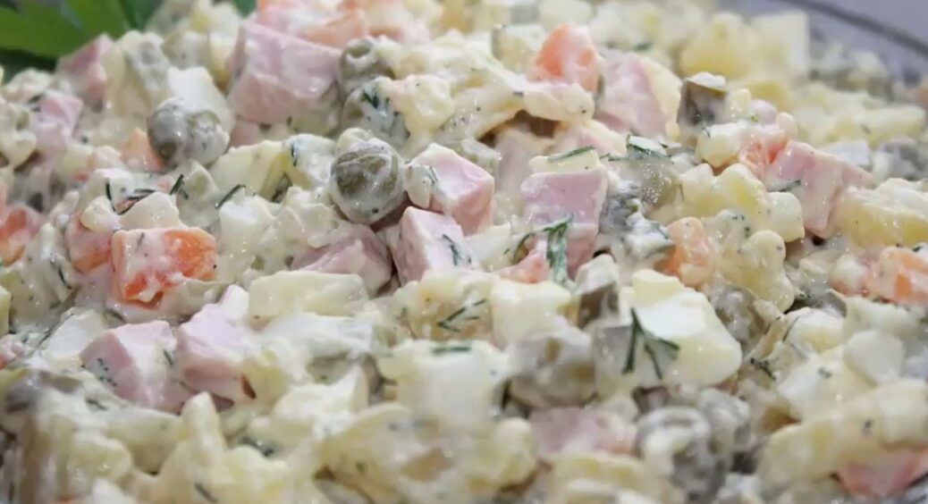 Кухар у ресторані запропонував додати 1 продукт у “класичне” Олів’є: салат стане ніжнішим і смачнішим 
