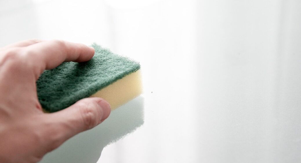 Проробила 3 простих трюки, як радила свекруха – і в квартирі ніде немає пилюки: мій улюблений хитрий лайфхак 