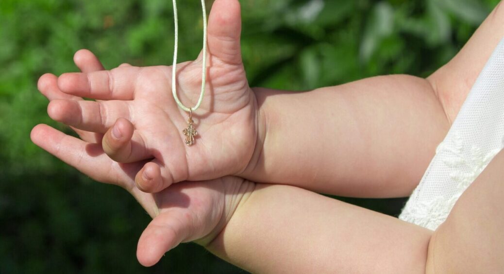 Срібний хрестик раптом потемнів? Це може бути знаком: що означає зміна кольору оберегу – прикмети і забобони 