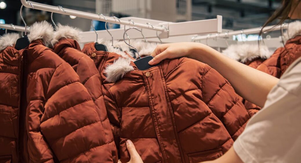 Підготовка до холодів: як відіпрати куртку без пральної машини – буде як новенька вже через 25 хвилин 