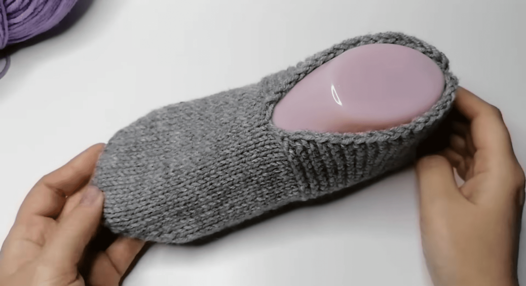 Простіше слідки ви ще не в’язали: в’яжеться лицьовими петлями, з’єднується 2 швами. Мене невістка навчила 