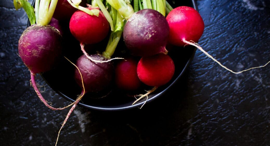 Навчилася від свекрухи: отримую рясний врожай редиски навіть у холодні місяці, вирощуючи вдома на підвіконні 