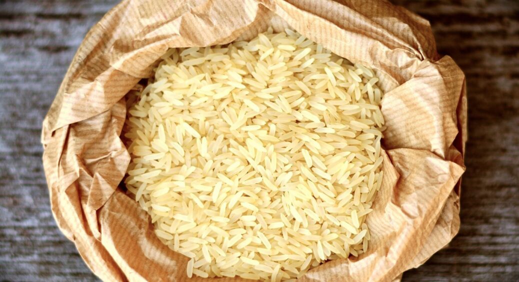 Перестала готувати в пропорції 1:2 і у мене виходить розсипчастий рис. І ще 1 лайфхак, щоб не злипся в кашу 