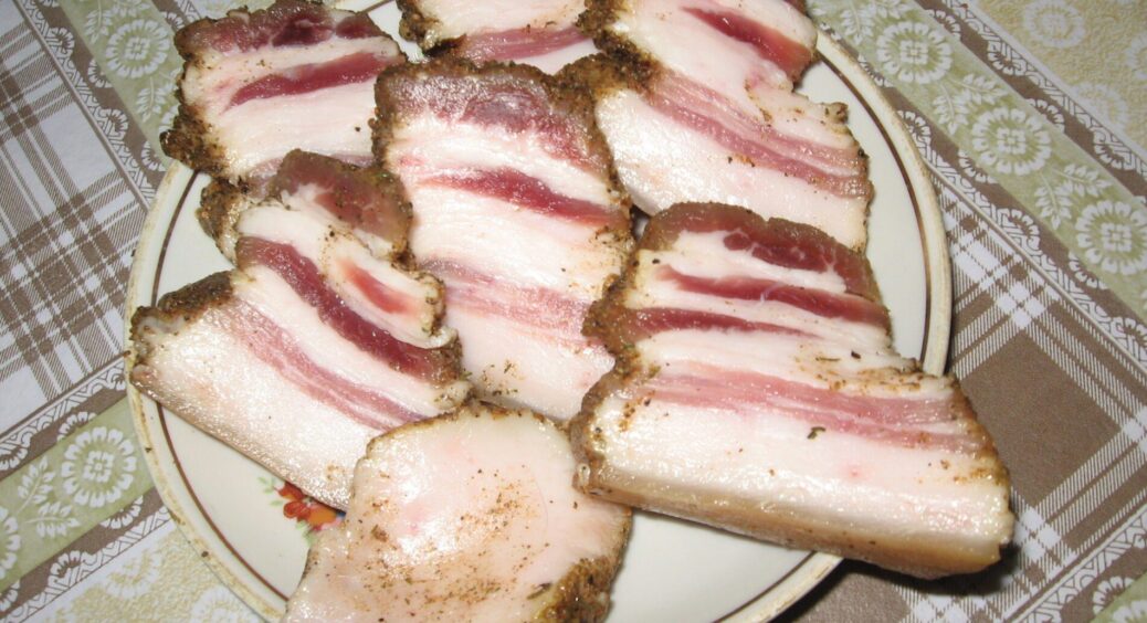 Найсмачніше сало солить моя бабуся: шкірка наче мармелад – така вже ніжна, що навіть 90-річний дід жує 