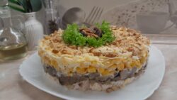 Кулінари порадили простий лайфхак, який допоможе приготувати шаровий салат без кільця 