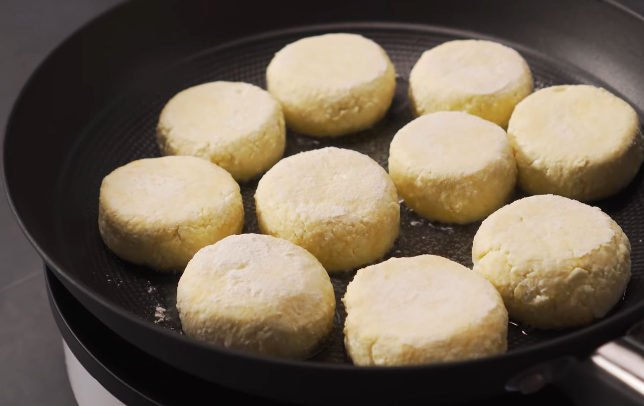 Кухарі розповіли, що додати в сирники, аби вони не розвалювалися 