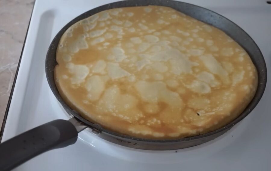 Кулінари розповіли, як приготувати дуже тонкі млинці, які не будуть рватись із начинкою