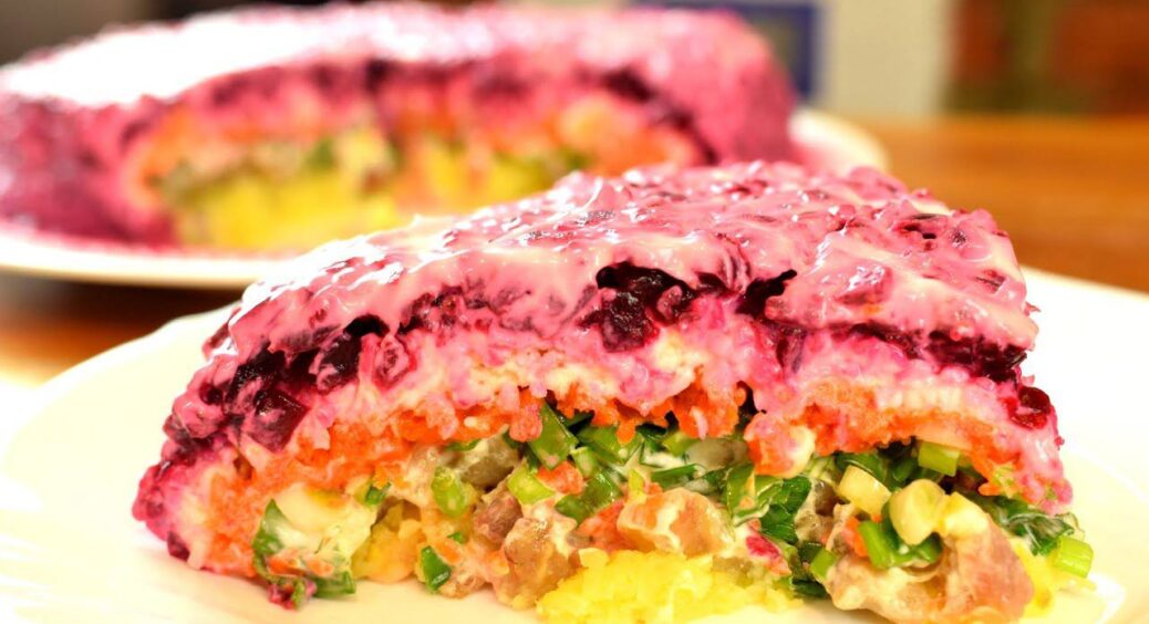 Кухар у ресторані показав, як правильно чергувати шари в салаті “Оселедець під шубою”: та сама класика 