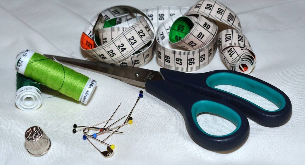 Ножиці вмить стають гостріші за бритву: завжди роблю так, коли вони затуплюються – 3 прості трюки 