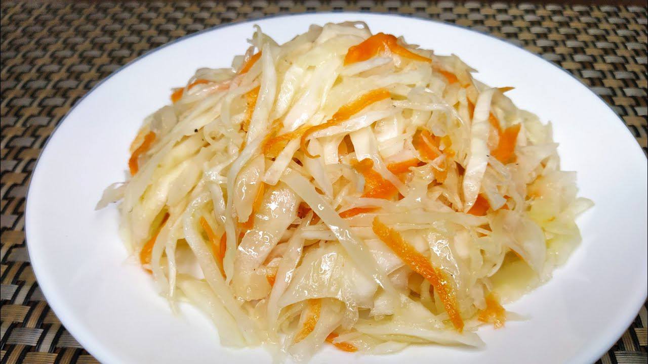 Господині назвали смачний та дешевий салат з квашеною капустою