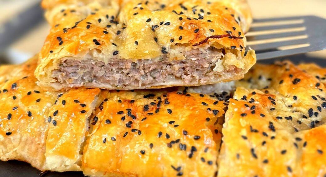 Тісто справді як Пух! Тепер тільки таке і роблю: цей святковий м’ясний пиріг із нього розмітають за 5 хвилин 