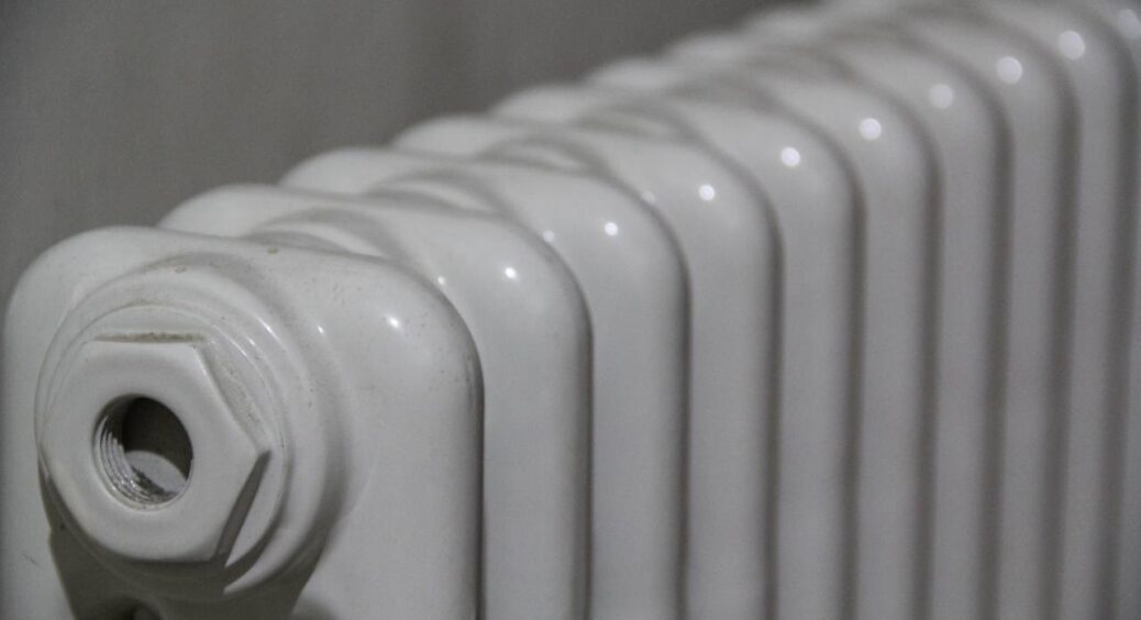 Крутила радіатор на максимум і дивувалась платіжкам: сантехнік пояснив 1 просту річ про опалення 