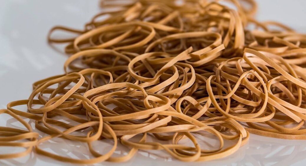 Кладу канцелярську гумку в злив – і біди собі не знаю: допомагає позбутися 1 надокучливої побутової проблеми 