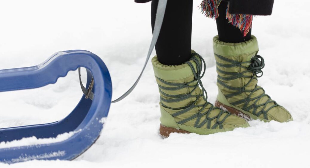 Надійна зчіпка з льодом: змащую підошву цим і ніколи не ковзаю та не падаю – знадобиться сік 1 овоча 