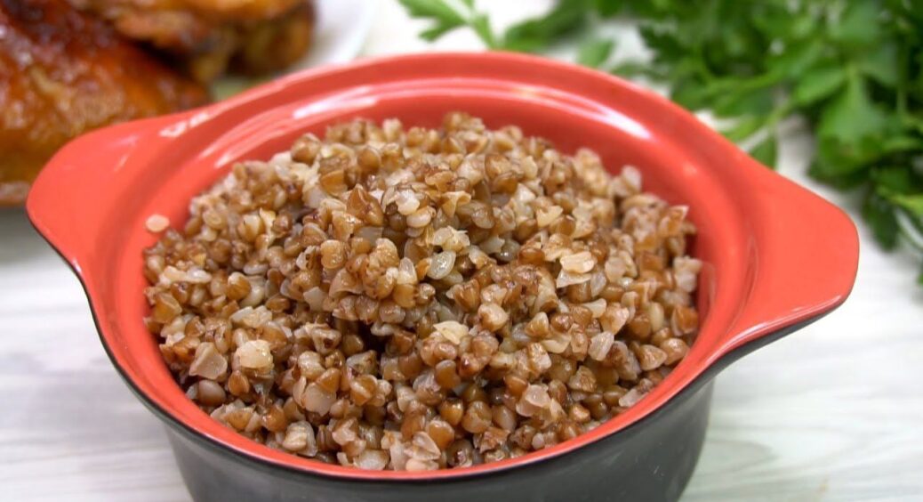 Додаю “це” у звичайну гречку — і вона зникає зі столу швидше за плов: 1 хитрість, і ніякого мʼяса не треба 