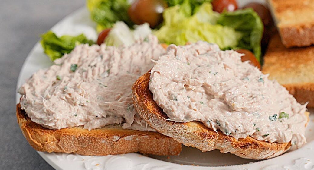 Ковбаса і поряд не стояла: беру блендер і готую рибну намазку на хліб – такі бутерброди “улітають” за 2 хв 