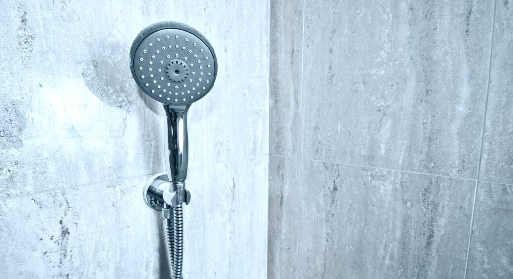 Як без зайвих зусиль усунути огидний наліт на душовій лійці – 4 найкращі методи із журналу з 90-х 