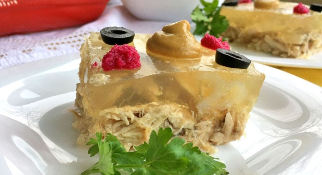 Половинка лимона – і “каламутний” холодець просто на очах стає чистим, як кришталь: бабусина хитрість 