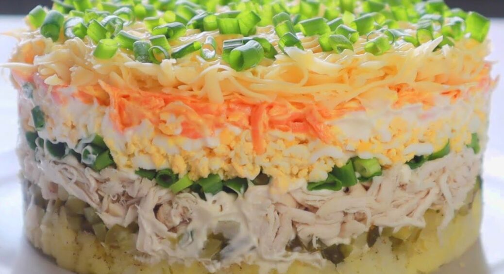 Як зібрати салат шарами, якщо немає кулінарного кільця? Беру пластикову пляшку і творю магію. Це не “Вуду”! 