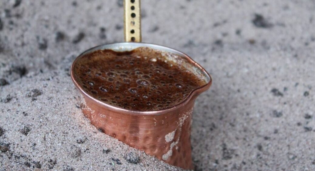 Позбулася слимаків і мурах без хімії за порадою сусідки: кавова гуща виявилася ефективним пестицидом 