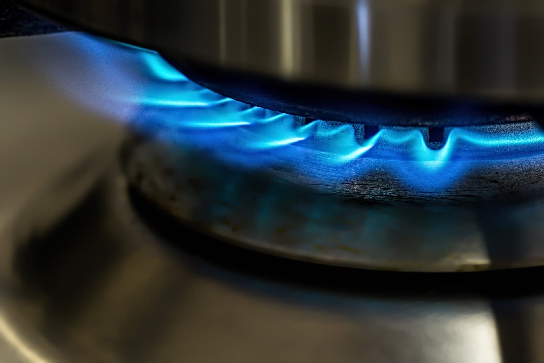 Експерти розповіли, як легко відмити конфорки газової плити