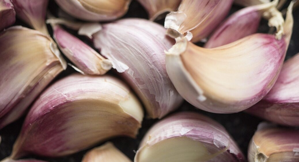 Щоб після часнику на руках не лишилось запаху, роблю “це” і він зникає: ТОП-3 способи від бабусі 