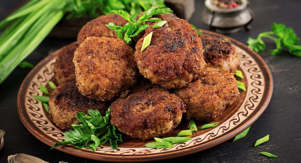 Замість манки та хліба: секретний інгредієнт, який зробить котлети настільки ніжними, що всі оближуть пальці 