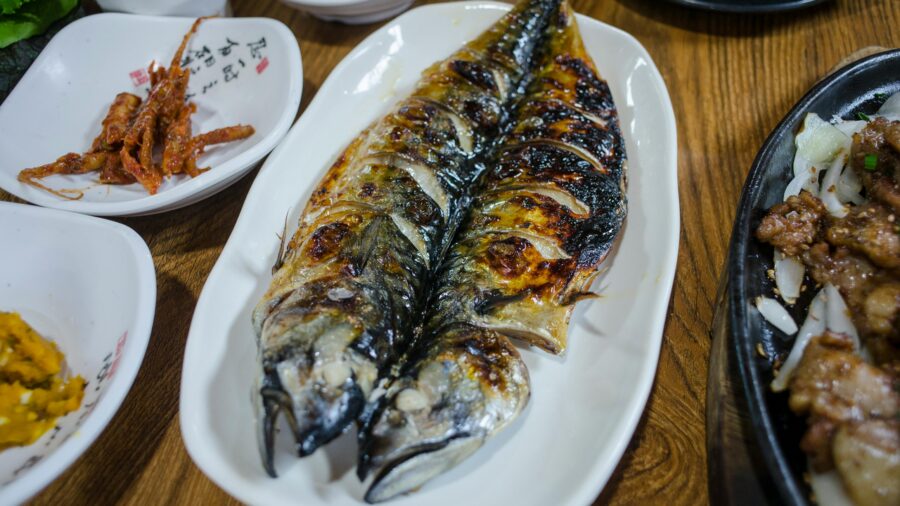 Нутриціологи розповіли, яка риба більш корисна, скумбрія чи лосось 