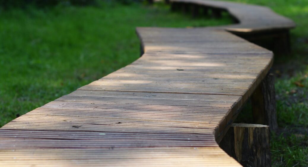 Про бруківку і бетон забула: для садової доріжки знайшла “вічний” матеріал — не підведе ні влітку, ні взимку 