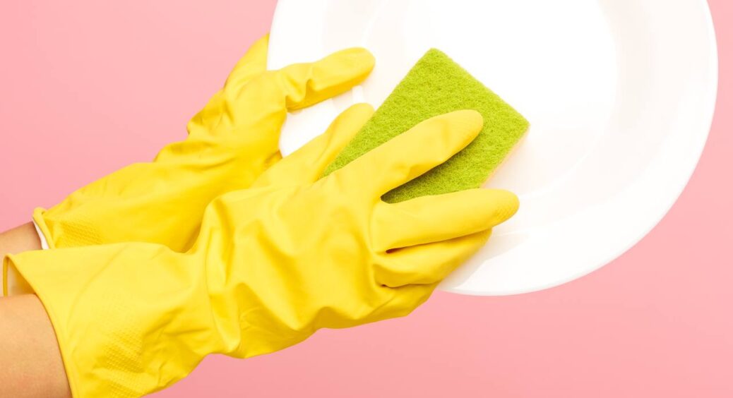 Губки для миття посуду вмить будуть як нові: 1 хитрість для швидкого очищення від бруду і жиру, що в’ївся 