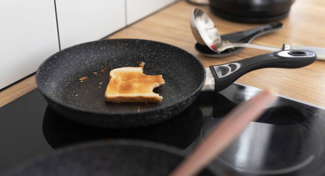 Залила сковорідку 1 відомим напоєм і поклала лише 2 ложки – нагар відлетів шматками зі швидкістю світла 