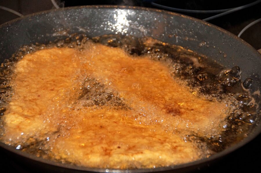 Кулінари поділились цікавим лайфхаком, який допоможе смажити продукти так, аби олія не бризкала