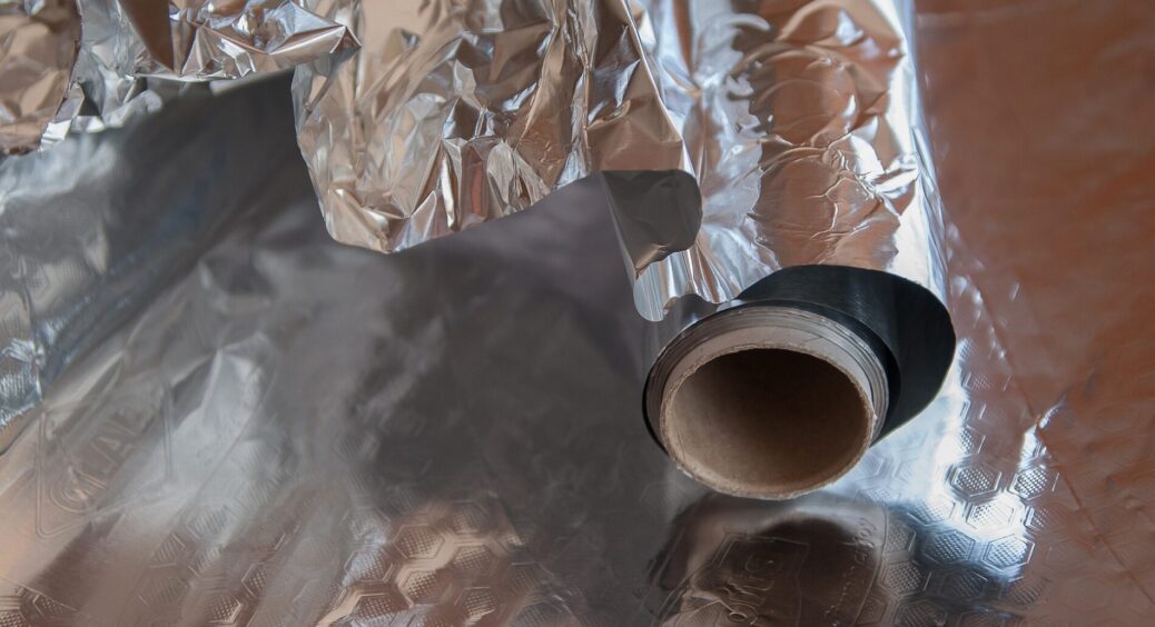 Фольгу після використання не викидаю, а каструлі нею натираю: 1 фішка, щоб “вдихнути” нове життя у посуд 