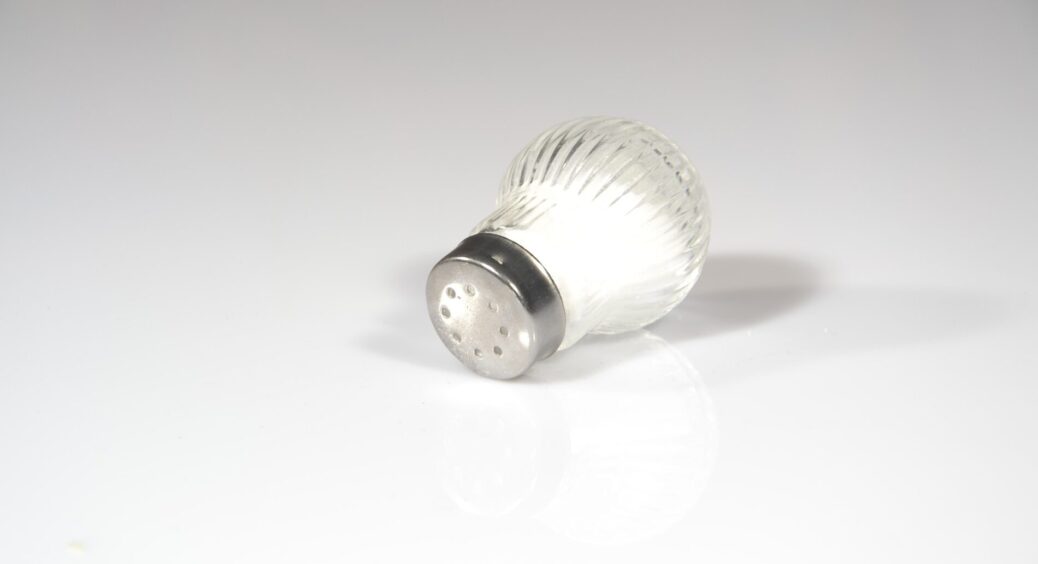 Це не забобони і ніяке не “Вуду”: завжди сиплю сіль біля порога – геніально простий трюк для дому і дачі 