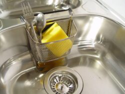 Господині поділились лайфхаком, який допоможе раз і назавжди позбутись від засмічення мийки 