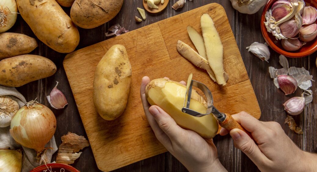 Лушпиння від картоплі не йде у смітник, а працює на мене і на майбутній врожай: кума з села навчила трюку 