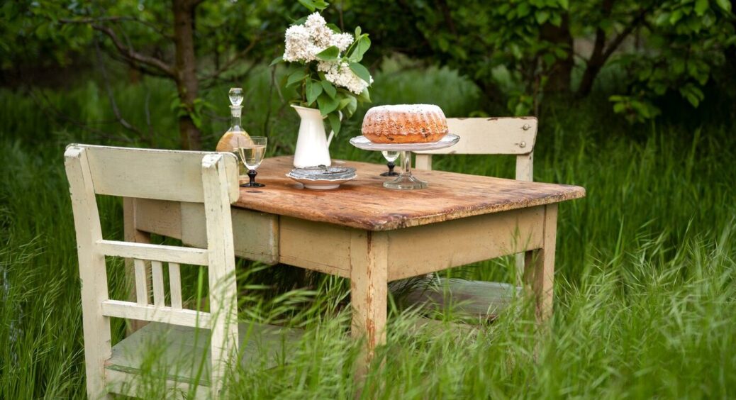 Думала викидати старі меблі, а тепер вони виглядають як нові: дешевий спосіб оновлення дерев’яних виробів 