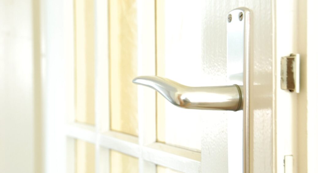 Дізналася, як часто в клінінгу миють вхідні двері. Спробувала пару разів – і була вражена блиском 