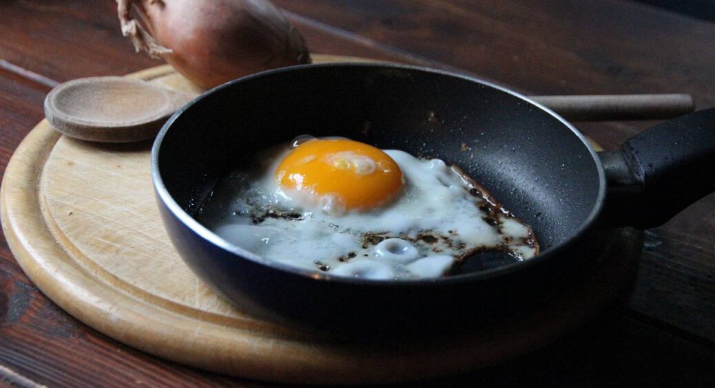 Як вирішити проблему прилипання їжі до сковорідки: на допомогу прийде розчин із соди та ще 2 компонентів 