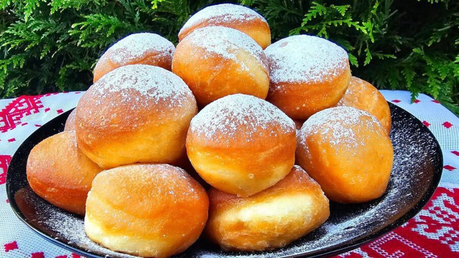 Кулінари розповіли, як приготувати пишні пончики з чорницею
