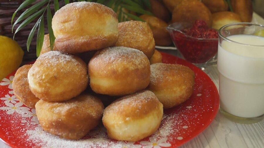 Кулінари розповіли, як приготувати пишні пончики з чорницею