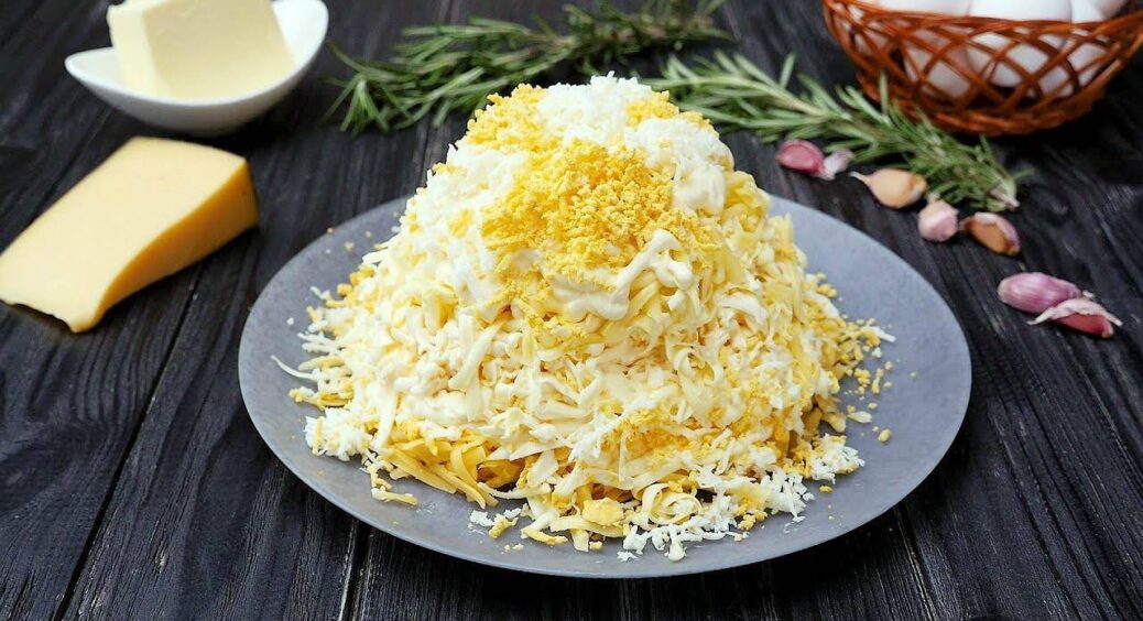 Шедевр із плавленого сирка: салат “Білочка”, який можна їсти просто так і як намазку на хліб – 2 в 1 